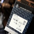 Fotografie zachicuje kartonovou krabici s produktem značky NEUMANN.BERLIN. Na bílé nálepce je uveden název TLM 49 Set, popis Kondensator-Mikrophon /…
