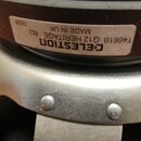 Detail reproduktoru s kovovým rámem. Na černém magnetu je nalepená štítková nálepka s nápisy CELESTION, T4661B G12 HERITAGE 8Ω a MADE IN UK GE28. Kov…