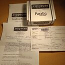 Fotografie zobrazuje krabici, návod k obsluze a dopravní dokumenty od značky empress effects. Na krabici i návodu je uveden název modelu ParaEq with…