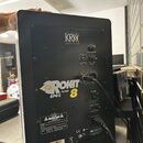 Zadní strana černého studiového monitoru značky KRK SYSTEMS. Na spodní části je žlutý nápis ROKIT POWERED 8 RPG2. V horní části se nachází ovládací p…