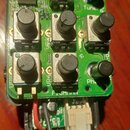 Zelená tiskovaná spoja s elektronickými komponenty a ovládacími knoflíky. Na desce je digitální displej, červená LED dioda a nápisy Rev2, Tune. a Pha…