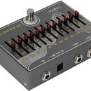 Šedý kytarový pedál s nápisem 10 BAND EQ a logem Caïne. Zařízení obsahuje deset posuvníků s červenými knoflíky a jeden stomečový spínač. Na povrchu j…