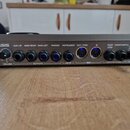 Šedý elektronický přístroj s logem ALESIS. Na zadním panelu jsou konektory s popisky VOLUME, AUX L/R, MAIN RIGHT, MAIN LEFT, PHONES, INSTRUMENT, OUT/…