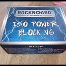 Krabice s napájecím zdrojem pro pedály. Na horní straně je nápis ROCKBOARD by WARWICK a model ISO POWER BLOCK VG. Na boční straně je sekce SPECS s te…