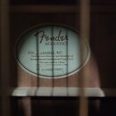 Fotografie zachycuje vnitřní štítek akustického nástroje. Na bílém oválném pozadí je červené logo Fender a nápis ACOUSTICS. Štítek obsahuje text Mode…
