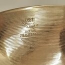 Detail zlatavého činchového činely s koncentrickým broušením povrchu. V centru je vyryto logo v arabštině a text: AVEDIS ZILDJIAN, GERMAN BRONZE, MAD…