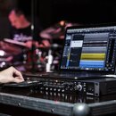 Černý zvukový interface s nápisem steinberg na přední straně. Zařízení má několik regulačních knoflíků a vstupů, do kterého je zapojen jeden kabel XL…