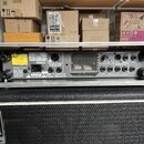 Zadní strana basové komba v hliníkovém šasi. Na zadním panelu jsou viditelné nápisy MODEL: SVT3PRO, SERIAL: BD14UP9079 a značka Ampeg. Jsou zde různé…
