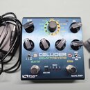 Modrý efekt pedál s nápisem COLLIDER DELAY+REVERB a logem SOURCE AUDIO. Zařízení má pět černých otočných ovátkov, jeden centrální volič s označením r…