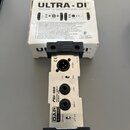 Stříbrná DI box s černými gumovými koncovkami a logem DAP AUDIO. Na zařízení je nápis PDI-100 PASSIVE DIRECT INJECT BOX a přepínače s popisky LIFT /…