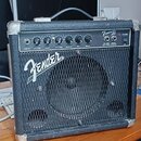 Černý kytarový kombozesilovač s texturovaným povrchem a kovovými rohy. Na předním panelu je nápis Fender a v pravém horním rohu označení Frontman 10G…
