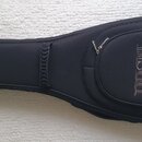 Černý polotvrdý obal na elektrickou kytaru. Na přední straně je šedý nápis PAUL REED SMITH PRS GUITARS. Obal je vybaven zipy a popruhem s přezkouškou…