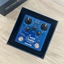 Modrý efekt pedál značky NUX s nápisem Solid Studio I.R. & Power Amp Simulator. Zařízení má tři ovládací knoflíky s popisky MASTER, DRIVE a PRES., př…