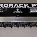 Stříbrný rackový mixér s černým horním krytem. Na krytu je velký bílý nápis EURORACK PRO a text PROFESSIONAL 16-INPUT LOW-NOISE LINE MIXER MODEL RX16…