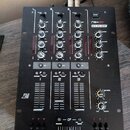 Černý DJ mixér s označením rmx-30 a logem reloop. Přístroj obsahuje tři kanály s faderem, rovněž má spodní crossfader označený CF a ovládací prvky pr…