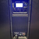 Zadávací panel černého reproduktoru s nápisy PreSonus a AIR18s. Panel obsahuje displej, ovladač MASTER VOL s nápisem (push), dvě vstupní konektory IN…