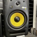 Černý studiový monitor s žlutým membránovým reproduktorem. Na přední straně jsou viditelna loga KRK SYSTEMS a ROKIT 8 POWER. V dolní části je nalepen…