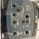 Černý zvukový interface s nápisy EE-MU a 0404|USB. Zařízení obsahuje několik otočných ovladačů, tlačítka a kontrolky s popisky jako Mic/Hi-Z/Line, Di…