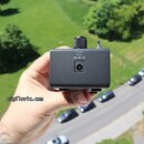 Černý efekt pedál s matným povrchem. Na horní části je viditelný knofík a přepínač, na čelní straně se nachází vstup pro napájení s nápisem DC9V 45mA…