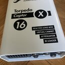 Bílý obdélníkový přístroj s nápisy Two notes AUDIO ENGINEERING, Torpedo Captor X a číslem 16 v černém kruhu. Na boku jsou uvedeny funkce REACTIVE LOA…