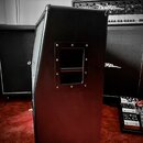 Černý stage monitor v trapézovitém tvaru s povrchem z textilu. Zadní strana obsahuje čtvercový otvor s integrovanou madlou pro přenos, upevněný šesti…