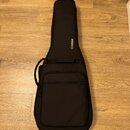 Černý polotvrdý obal na kytaru s rukojetí a zipovou kapsou. Na horní části je bílý nápis YAMAHA s malým symbolem registrované obchodní značky. Povrch…