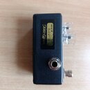 Černý kytarový efekt v kovovém šasi. Na boku je nalepený štítek s nápisem Xotic Effects a sériovým číslem serial # SLD-21155. V dolní části je vidět…