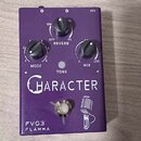 Fialový efekt pedál s nápisy CHARACTER, FV03 a FLAMMA. Na horní části jsou tři otočné ovladače s popisky REVERB (polohy OFF, RM, L, PL), MODE (stupni…