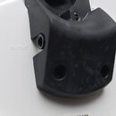 Detail spodní strany bílého elektronického bubnu s černým plastovým držákem. Na bílém povrchu je nápis CY-5, slovo OUTPUT a nálepka s kódem G9E5278.…