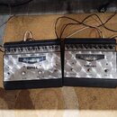 Dvě stříbrno-černé efektové jednotky v kovových šasi. Levé zařízení nese nápis REPLEX a ovládací prvky s popisky REVERB, SINGLE HEAD DELAY a DUAL HEA…