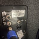 Záběr na zadní panel černého zesilovače značky Ampeg. Na stříbrném štítku je uveden model SVT810E a sériové číslo SERIAL# D8ZDR50146. Štítek vykazuje…