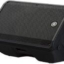 Černý monitorový reproduktor s kovovou mřížkou. Na pravé straně mřížky je umístěno kulaté stříbrné logo Yamaha. Povrch je v dobrém stavu bez viditeln…
