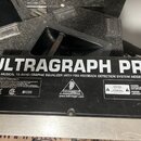 Fotografie zachycuje zadní část černého elektronického zařízení. Na černé tabulce je bílý nápis ULTRAGRAPH PRO a text ULTRA-MUSICAL 15-BAND GRAPHIC E…