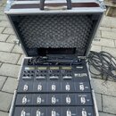 V hliníkovém přepravním kufru s černé pěnovou výplní je umístěn černý kytarový procesor Line 6 M13 STOMPBOX MODELER. Zařízení má v horní části dva di…