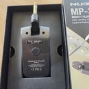 Černý sluchátkový zesilovač NUX MP-3 Mighty Plug Pro v originální krabici. Na zařízení jsou nápisy FCC ID: 2AQAA-MP-3, Input: 5V⎓1A a dále MIGHTY PLU…