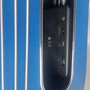 Detail modrého nástroje s vyřezaným otvorem, v němž je umístěn černý ovládací panel. Na panelu jsou viditelné nápisy L2, LED a Delay/Chorus oraz USB.…