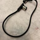 Černý kabel s dvěma konektory typu XLR. Oba konektory mají kovové hroty a černé plastové kryty. Na kabelu ani konektorech nejsou viditelné žádné znač…