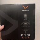 Černá krabice s oranžovým logem a nápisem beyerdynamic. Na balení je fotografie černých sluchátek s nápisy DT 770 PRO a 80 OHM. Dole je uveden model…