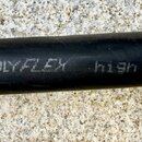Detailní záběr na černý, válcový předmět z plastového nebo lakovaného materiálu. Na povrchu je bílým nápisem uvedeno KLUTZ POLYFLEX high flexible. Po…