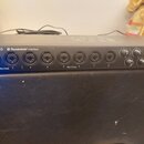 Černý audio rozhraní s nápisy QUANTUM 2626 a Thunderbolt™ Interface. Zařízení obsahuje osm vstupních konektorů, přičemž první dva jsou označeny jako…