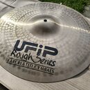 Kovový činel s kovaným povrchem a viditelnými důlky. Na povrchu je černý nápis UFIP Rough Series EARCREATED CYMBALS. Povrch vykazuje drobné škrábance…