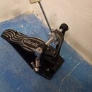 Černý basový pedál s kovými mechanismy a bílou plstěnou pukulčkou. Na stupni je bílý nápis Gibralt. Povrch stupně má černou protiskluzovou texturu s…