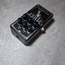 Černý kytarový efekt s bílým vnějším rámečkem. Na horní straně je nápis electro-harmonix NEW YORK CITY USA a velký bílý nápis MUFF. Pedal má pět ovlá…