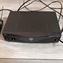 Černý bezdrátový přijímač s nápisem SR45 a PERCEPTION wireless. Na přední straně jsou dva ovratovací knofíky, kontrolky RF OK a CLIP oraz logo AKG s…