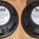 Dvě identické kytarové reproduktory černé barvy s kulatým tvarem. Na středovém bílém štítku je logo Randall AMPLIFIERS a nápisy HIGH PERFORMANCE GUIT…