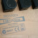 Detail zadní strany hlavy kytary zC světlého dřeva s černými ladicími kolíky. Na dřevě je vytištěn model RG370DX, sériové číslo I081053638 a nápis MA…