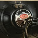 Fotografie zachycuje zadní část reproduktoru s černým rámem a membránou. Na středovém štítku je červenobílé logo CELESTION a nápisy G8A-15, SUPER B o…