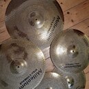 Sada pěti kovových činelů zlatavé barvy s charakteristickým perforovaným povrchem (мноžstvo malých otvorů). Na každém činelu je černý nápis Millenium…