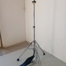Stříbrný kovový mikrofonní stojan s černým nožním pedálem. Stojan má teleskopický středový sloup a tři rozkládací nohy s černými gumovými koncovkami.…