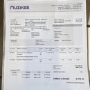 Fotografie zobrazuje fakturu od společnosti MUZIKER. Dokument obsahuje detaily objednávky č. EY265159312 a položky VoiceLive Play Vokálový procesor a…